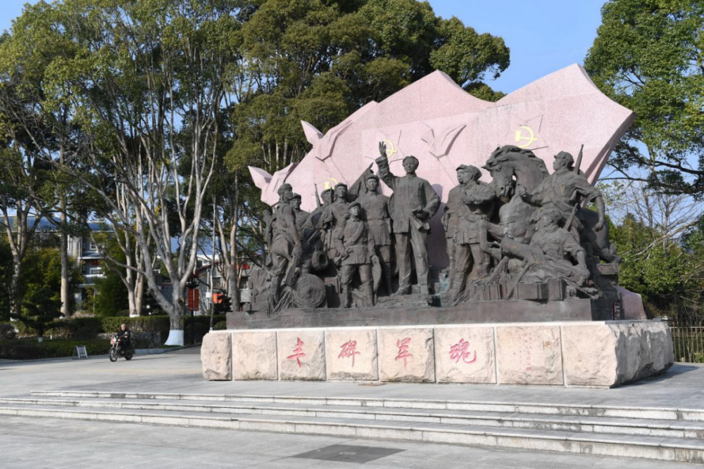 古田會議紀念館前的“豐碑軍魂”雕塑群（ 2021年1月25日攝）。新華社記者林善傳攝
